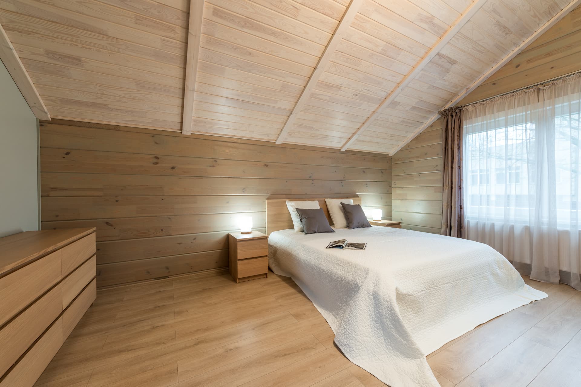 Habitación con paredes de madera